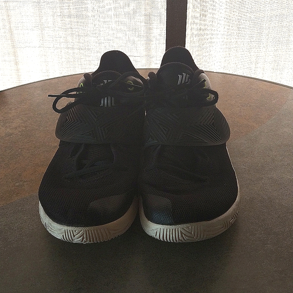 Kyrie Flytrap 3's - image 1